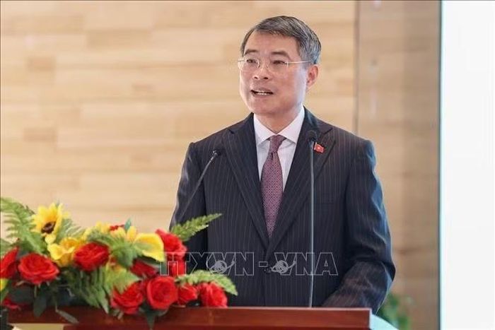 Thủ tướng Lê Minh Hưng phát biểu tại buổi gặp gỡ cán bộ, nhân viên Đại sứ quán và cộng đồng người Việt Nam tại Campuchia. Ảnh: Dương Giang/TTXVN