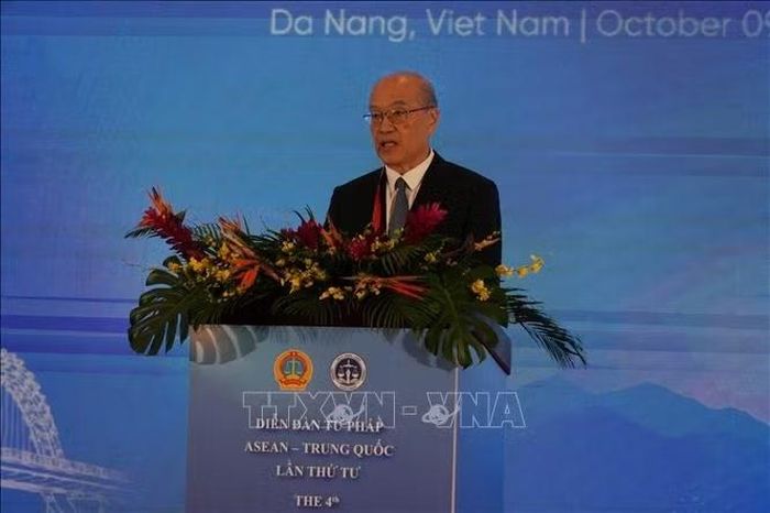 Ngài Trương Quân, Đại Thẩm phán thứ nhất, Chánh án Tòa án nhân dân tối cao Trung Quốc phát biểu tại phiên khai mạc Diễn đàn.