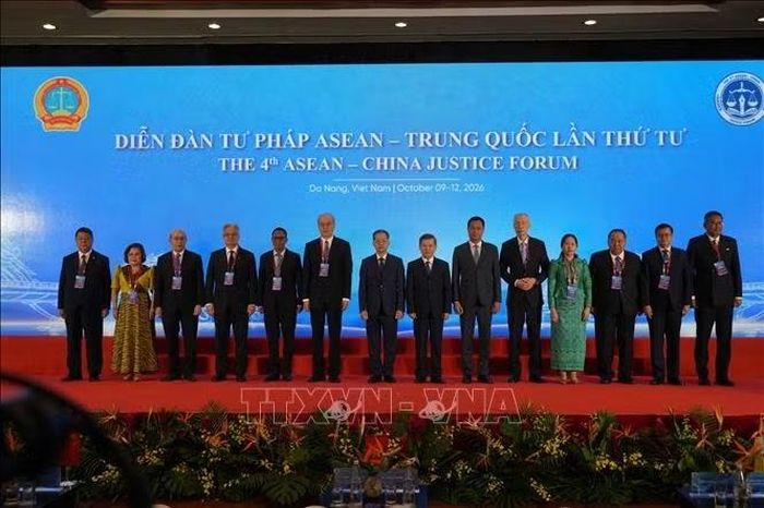 Các đại biểu chụp hình lưu niệm.