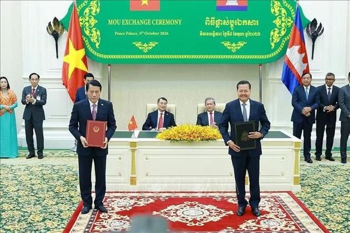 Thủ tướng Lê Minh Hưng và Thủ tướng Campuchia Hun Manet chứng kiến trao Bản ghi nhớ giữa Chính phủ hai nước về việc quản lý, bảo vệ và phát huy Đài Hữu nghị Việt Nam - Campuchia. Ảnh: Dương Giang/TTXVN