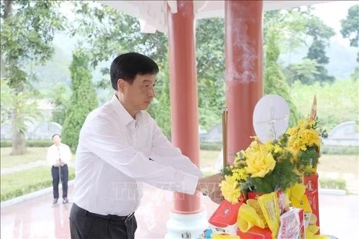Trưởng Ban Tổ chức Trung ương Nguyễn Duy Ngọc dâng hương tại Di tích Ban Tổ chức Trung ương, xã Tân Trào (Tuyên Quang).