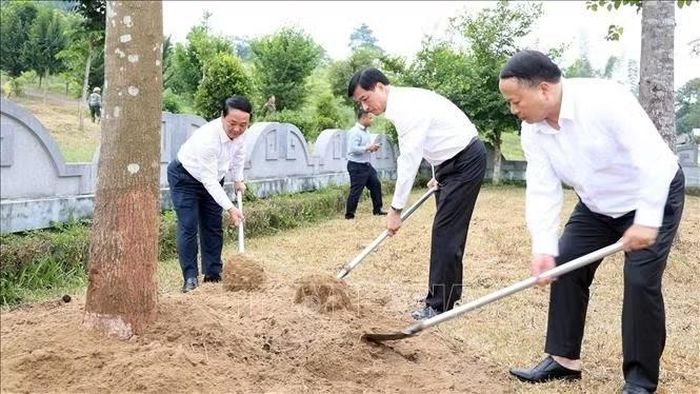 Trưởng Ban Tổ chức Trung ương Nguyễn Duy Ngọc và lãnh đạo tỉnh trồng cây lưu niệm trong khuôn viên Di tích Ban Tổ chức Trung ương, xã Tân Trào (Tuyên Quang).