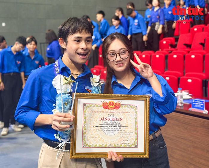 Anh Đinh Viết Trường, nhà sáng tạo nội dung số, nghệ sĩ, diễn viên khuyết tật mắc hội chứng TICS vinh dự nhận giải Thanh niên sống đẹp 2026.