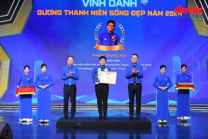 Tại chương trình, 15 thanh niên tiêu biểu đã được tuyên dương vì những hành động đẹp, nghĩa cử nhân văn và đóng góp thiết thực cho cộng đồng.