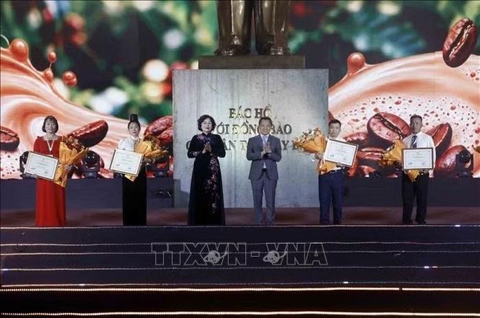 Phó Chủ tịch Quốc hội Nguyễn Thị Hồng và Chủ tịch Ủy ban nhân dân tỉnh Sơn La Nguyễn Đình Việt trao Giấy chứng nhận cho nông dân tiêu biểu trên toàn tỉnh.