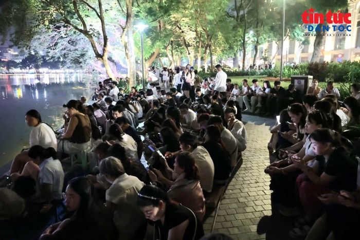 Đông đảo người dân tập trung bên Hồ Hoàn Kiếm, chiêm ngưỡng màn trình diễn pháo hoa kết hợp hỏa thuật, tầm cao và tầm thấp trong đêm 10/10.