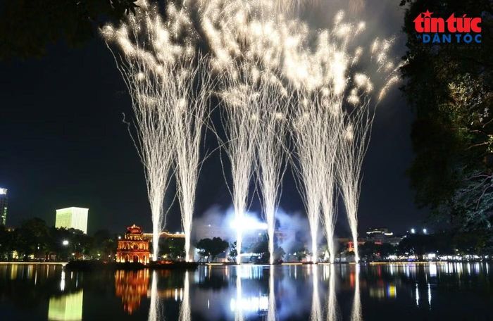 Pháo hoa tầm cao và tầm thấp kết hợp tạo nên những tầng ánh sáng rực rỡ trên bầu trời Hồ Hoàn Kiếm.