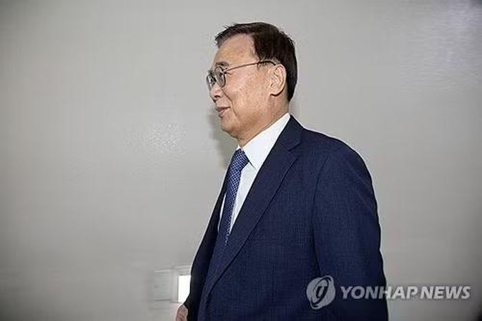Giám đốc Cơ quan Tình báo Quốc gia Hàn Quốc (NIS) Lee Jong-seok rời trụ sở Quốc hội tại Seoul sau khi tham dự phiên họp toàn thể của Ủy ban Tình báo Quốc hội ngày 30/9. Ảnh: Yonhap