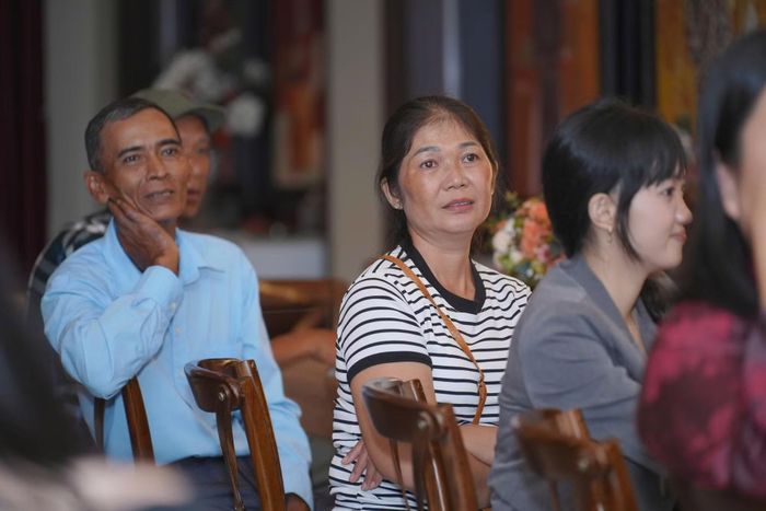 Các phụ huynh lắng nghe các thông tin về hành trình trải nghiệm văn hoá của các học sinh.