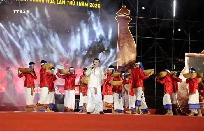 Tiết mục múa giới thiệu nét đẹp của một nghề thủ công truyền thống của đồng bào Chăm ở Ninh Phước.