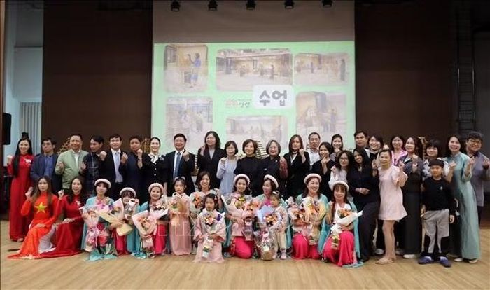 Cán bộ các cơ quan đại diện Việt Nam, đại diện các tổ chức, cộng đồng người Việt tại Hàn Quốc và lãnh đạo các cơ quan, tổ chức của tỉnh Gyeonggi chụp ảnh lưu niệm cùng các thành viên Nhân duyên. Ảnh: Trường Giang/PV TTXVN tại Hàn Quốc