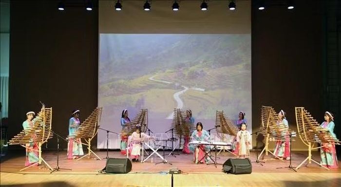 Những làn điệu dân ca Việt Nam “Trống cơm”, “Tây Nguyên chào Mặt Trời”, “Đất nước tươi đẹp”, “Hát mừng Anh hùng Núp”, liên khúc dân ca Tây Bắc và "O Nara" được các thành viên Nhân duyên gửi tới khán giả. Ảnh: Trường Giang/PV TTXVN tại Hàn Quốc