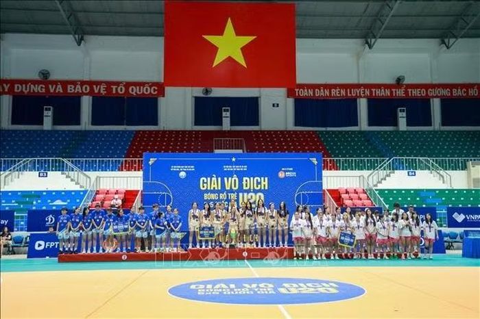 Các đội bóng rổ nữ đạt thành tích xuất sắc nhận giải tại Giải Vô địch Bóng rổ trẻ 5x5 U20 Quốc gia năm 2026.