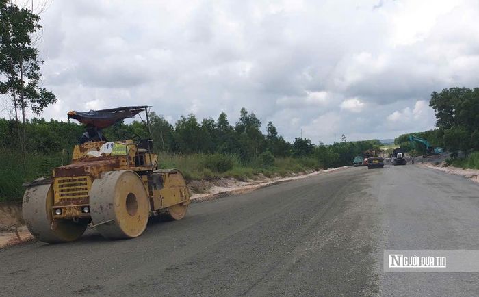 Trong quá trình triển khai, dự án vẫn còn một số khó khăn liên quan đến giải phóng mặt bằng, nguồn vật liệu xây dựng và điều kiện thời tiết.