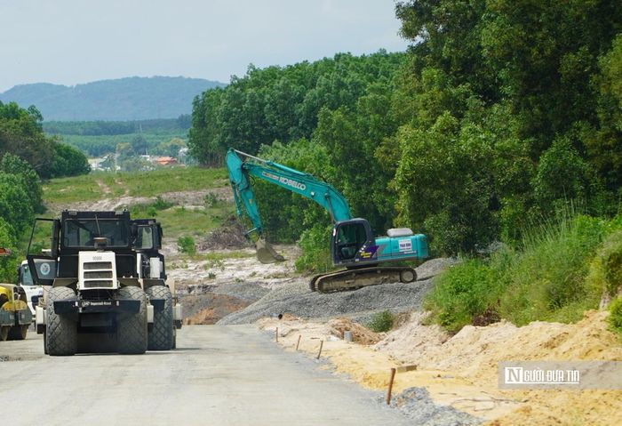 Cũng theo Ban Quản lý dự án đầu tư xây dựng số 2, nguồn đá xây dựng tại mỏ Tân Xuân dự kiến hết công suất khai thác được phê duyệt trong tháng 10/2026, có nguy cơ ảnh hưởng đến nguồn cung vật liệu. Trạm cung cấp bê tông nhựa cũng đang quá tải, trong khi thời tiết bất lợi kéo dài gây khó khăn cho việc tổ chức thi công. Hiện nay, Sở Công Thương tổng hợp các ý kiến góp ý của các đơn vị để giải quyết các thủ tục nâng công suất khai thác cho mỏ đá Tân Xuân, đảm bảo nguồn cung cấp đá thi công công trình.