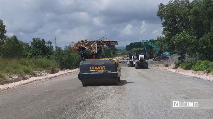 Đối với phần đường, nhà thầu đã đào nền và đắp nền; thi công lớp cấp phối đá dăm và thảm bê tông nhựa C19 khoảng 1km. Một số hạng mục cống hộp, cống kỹ thuật cũng đã hoàn thành.
