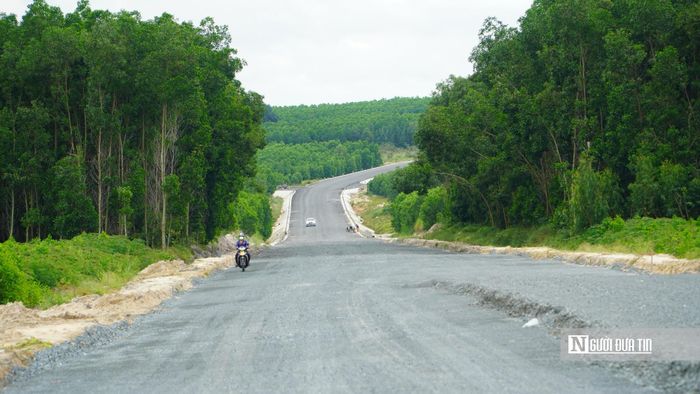 Ông Nguyễn Thanh Hiền - Phó Giám đốc Ban Quản lý dự án đầu tư xây dựng số 2 - cho biết, dự án có tổng chiều dài tuyến khoảng 6,82km, tổng mức đầu tư hơn 212,9 tỷ đồng, được khởi công ngày 15/1/2025 và dự kiến hoàn thành vào ngày 15/6/2027 theo hợp đồng.