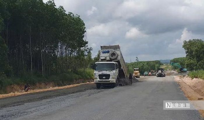 Về mặt bằng, theo Ban Quản lý dự án đầu tư xây dựng số 2, công tác thông báo thu hồi đất, kiểm kê và xét pháp lý đã hoàn thành đối với 117/117 hồ sơ. Phương án bồi thường đã được phê duyệt đối với 114 hồ sơ. Phần lớn mặt bằng trên tuyến đã được bàn giao phục vụ thi công. Tuy nhiên, khu vực cuối tuyến thuộc xã Hàm Tân còn vướng 3 hộ dân, với chiều dài khoảng 100m, đang chờ hoàn tất thủ tục tái định cư.