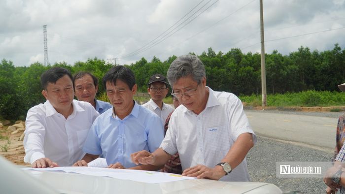 Qua kiểm tra thực tế tại công trình vào sáng ngày 9/10, ông Nguyễn Minh, Phó Chủ tịch UBND tỉnh Lâm Đồng, yêu cầu các đơn vị thi công phải chủ động tận dụng mặt bằng đã được bàn giao, tập trung nhân lực, máy móc, thiết bị để đẩy nhanh tiến độ, không để xảy ra tình trạng nước tới chân rồi mới chạy đua hoàn thành.