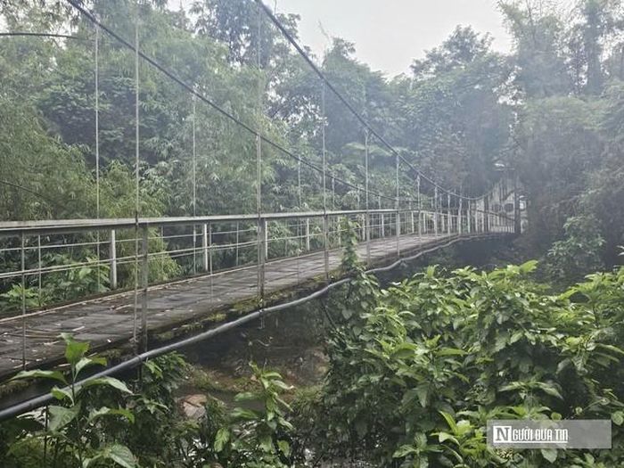 Cây cầu có tuổi đời gần 30 năm đã không còn đảm bảo an toàn cho người dân đi lại.