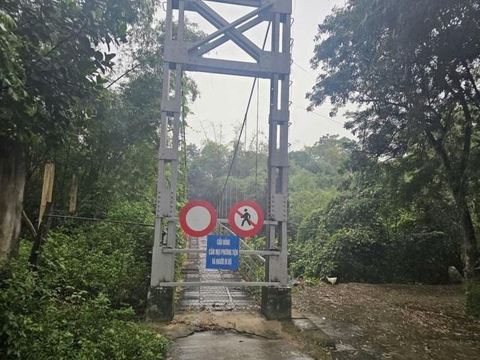 Cầu treo Đồng Tân đã phải dừng hoạt động để bảo đảm cho người và phương tiện qua lại