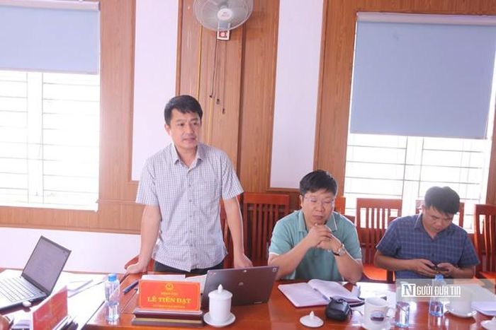 Ông Lê Tiến Đạt, Chủ tịch UBND xã Thanh Quân phát biểu chỉ đạo, yêu cầu các trại lợn trên địa bàn khắc phục vi phạm đã được cơ quan nhà nước có thẩm quyền yêu cầu.