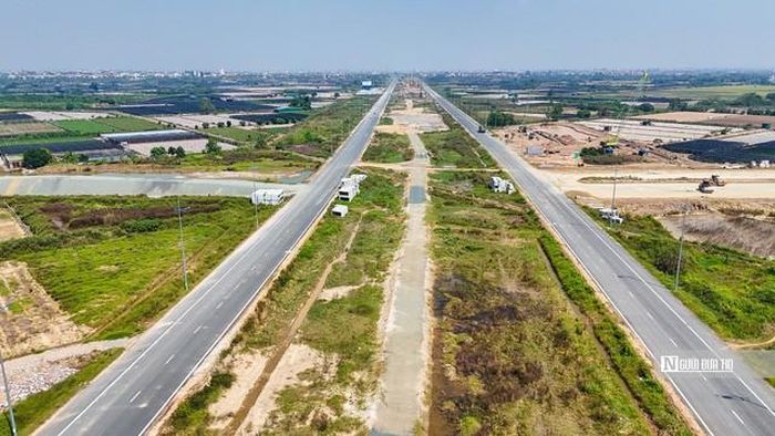 Theo thiết kế, phần lõi vành đai 4 là tuyến cao tốc 6 làn xe, dành cho các phương tiện lưu thông với tốc độ khoảng 100 km/h. Dải đất hai bên tuyến cao tốc dành để phát triển tuyến đường sắt quốc gia vành đai trong các giai đoạn tiếp theo. 