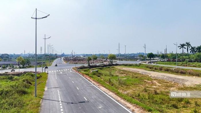 Phía ngoài cùng là hệ thống đường song hành, đường gom đô thị, dải cây xanh cảnh quan và hành lang an toàn hạ tầng. Toàn tuyến có mặt cắt ngang rộng từ 90 đến 135 m.