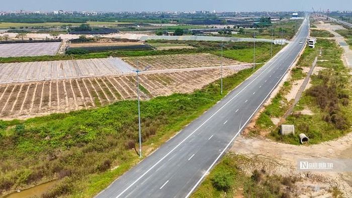 Cùng với việc hoàn thiện mặt đường, hệ thống đèn chiếu sáng, vạch kẻ đường và rào chắn an toàn cũng đã được lắp đặt.