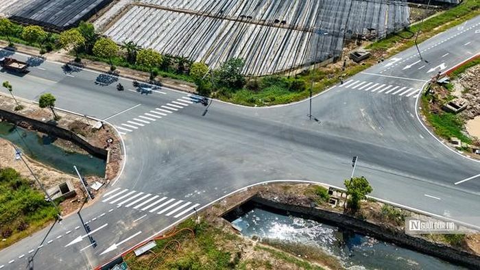 Cũng theo ghi nhận, tại các nút giao, hệ thống đèn tín hiệu giao thông đã được lắp đặt chờ đưa vào hoạt động, bảo đảm an toàn cho người dân khi lưu thông.