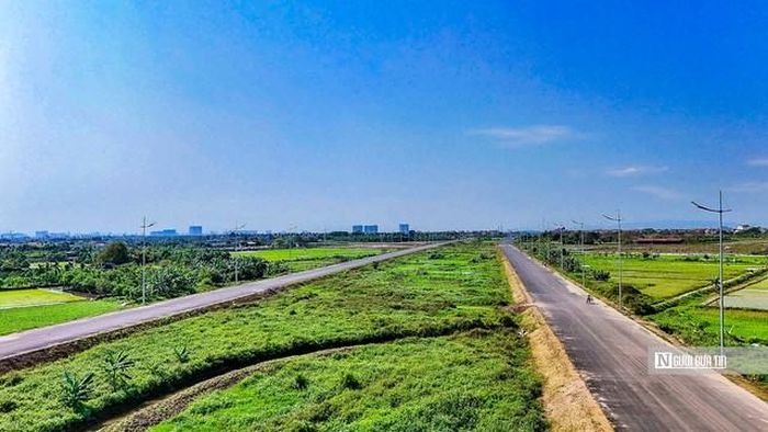 Theo đó, tuyến đường song hành đã cơ bản hoàn thành việc thảm nhựa.