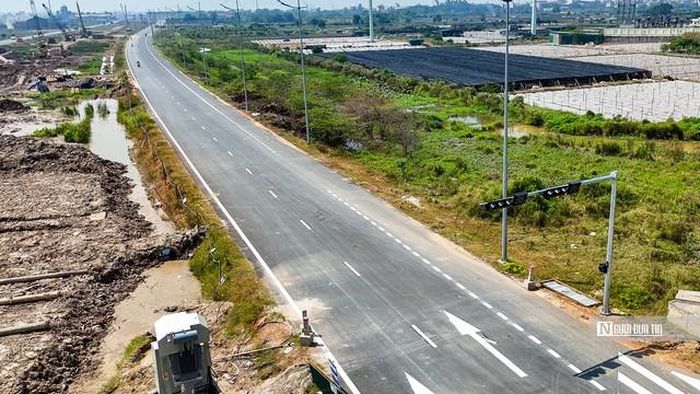 Đường được thiết kế 3 làn xe mỗi chiều, chạy song song với vành đai 4, nhiều hạng mục đang được hoàn thiện.