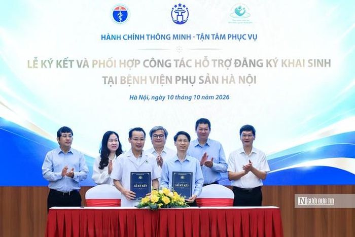 Phó Chủ tịch UBND Thành phố Hà Nội Trương Việt Dũng chứng kiến lễ ký kết phối hợp giữa Trung tâm Phục vụ hành chính công Thành phố Hà Nội với Bệnh viện Phụ sản Hà Nội (Ảnh: Hữu Thắng).