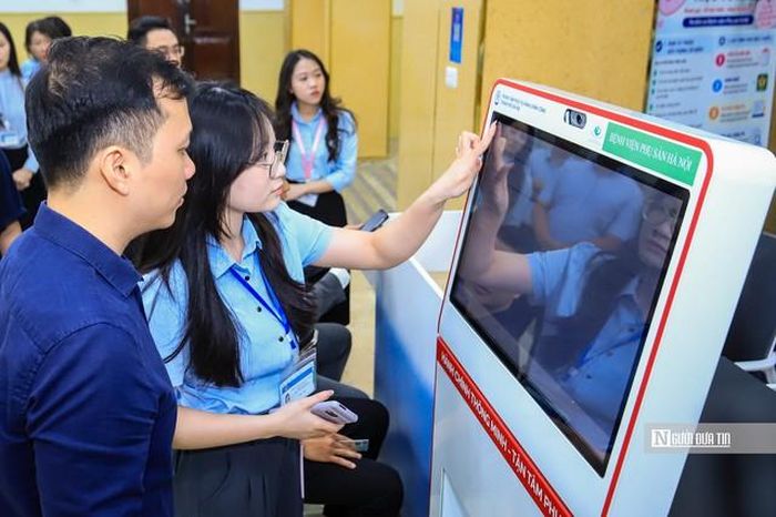Tại quầy, người dân đăng nhập bằng tài khoản định danh điện tử để kê khai, nộp hồ sơ trực tuyến và được cán bộ hướng dẫn khi có nhu cầu.