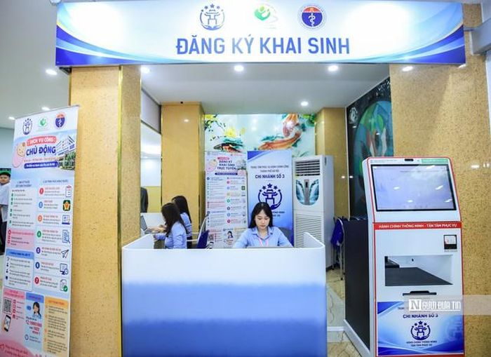 Quầy hỗ trợ đăng ký khai sinh tại bệnh viện Phụ sản Hà Nội (Ảnh: Hữu Thắng).