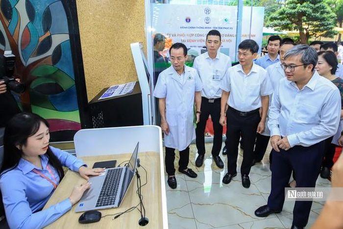 Phó Chủ tịch UBND Thành phố Hà Nội Trương Việt Dũng kiểm tra quầy hỗ trợ đăng ký khai sinh tại bệnh viện Phụ sản Hà Nội sáng 10/10 (Ảnh: Hữu Thắng).