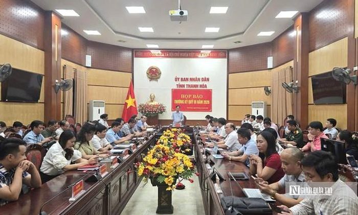 Giải ngân đầu tư công, xử lý các dự án chậm tiến độ, tăng trưởng kinh tế năm 2026 là những vấn đề được các PV quan tâm, đặt câu hỏi tại cuộc họp báo do UBND tỉnh Thanh Hóa tổ chức.