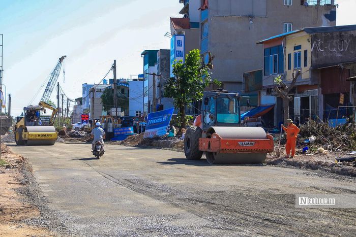 Đối với các vướng mắc tại một số vị trí liên quan đến các công trình hạ tầng kỹ thuật ngầm, nổi, trong đó đáng chú ý là tuyến cấp nước Xuân Mai và đường điện 220 KV, Phó Chủ tịch UBND Thành phố yêu cầu các đơn vị liên quan tập trung tháo gỡ, bảo đảm tiến độ thi công dự án.