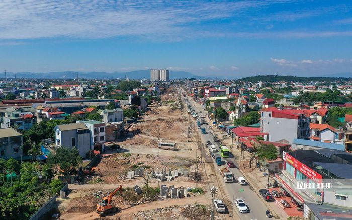 Tuy nhiên, công tác thi công mới đạt khoảng 23,3%, các nhà thầu đang triển khai nền đường, hào kỹ thuật và các hạng mục trên những vị trí đủ điều kiện.