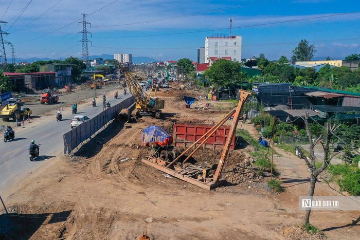 Đối với đường điện 220 KV, Phó Chủ tịch UBND Thành phố yêu cầu khẩn trương mời các cơ quan, đơn vị có liên quan làm việc, thống nhất phương án xử lý cụ thể, sớm tháo gỡ vướng mắc, hoàn thành bàn giao mặt bằng, tạo điều kiện để dự án được triển khai theo kế hoạch.