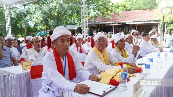 Sư cả Thông Minh Toàn - Phó Chủ tịch Hội đồng chức sắc Bàlamôn giáo tỉnh Lâm Đồng - cho biết, trong tiến trình lịch sử hình thành, tồn tại và phát triển, người Chăm đã để lại một kho tàng di sản văn hóa vật thể và phi vật thể đặc sắc, riêng biệt, đa dạng và phong phú như: các công trình kiến truc đền tháp, đền thờ, các tác phẩm điêu khắc đá, đúc đồng, tượng thờ, phù điêu, kho tàng thơ ca, truyện cổ, các lễ hội, lễ nghi, trang phục đa sắc màu, các nghề thủ công truyền thống... hết sức độc đáo, mang đậm dấu ấn và bản sắc riêng.