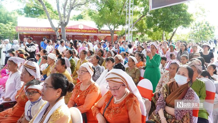 Ghi nhận của Người Đưa Tin, từ sáng sớm, đông đảo chức sắc, đồng bào Chăm và du khách đã tập trung về di tích tháp Pô Sah Inư tham dự Lễ hội Katê năm 2026. 