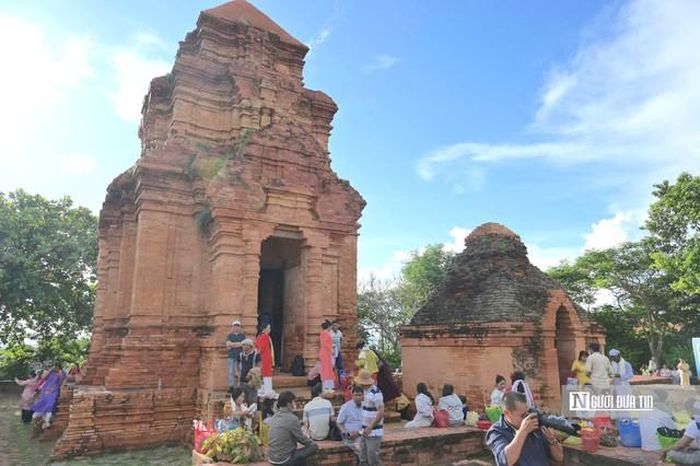 Đồng bào Chăm đang làm lễ tại các cụm tháp, cầu cho gia đạo bình an.