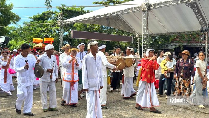 Em Trương Thông Chiêu, ở phường Hàm Thắng, tỉnh Lâm Đồng, chia sẻ rằng, lễ hội năm nay diễn ra đông vui, thu hút nhiều người từ các địa phương đến tham dự. Là một nhiếp ảnh gia, em mong muốn ghi lại những khoảnh khắc đẹp của lễ hội để lưu giữ, giới thiệu nét văn hóa đặc sắc của đồng bào Chăm đến các thế hệ sau.