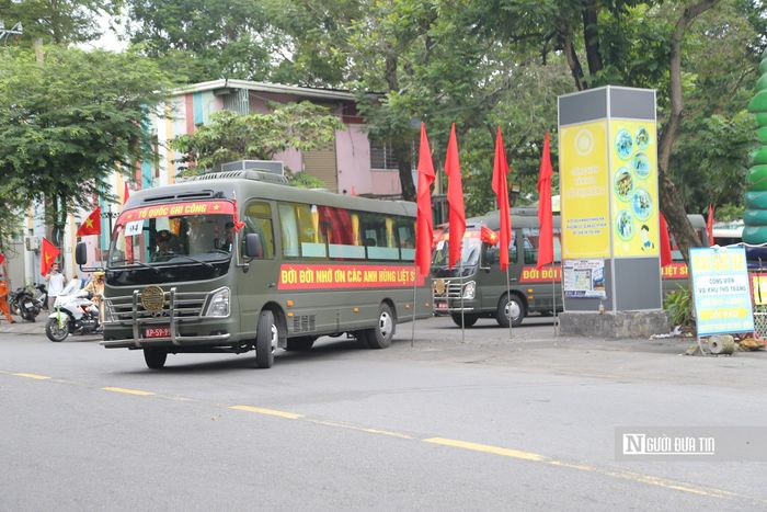 Các chuyến xe cơ giới quân đội chở hài cốt liệt sĩ tại Công viên Lê Thị Riêng về Nghĩa trang Liệt sĩ Tp.HCM.