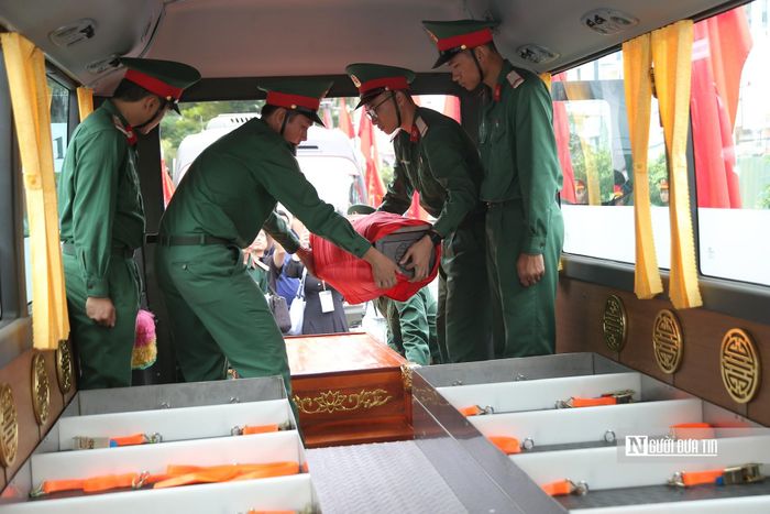 Các chiến sĩ thực hiện di dời các quách hài cốt.