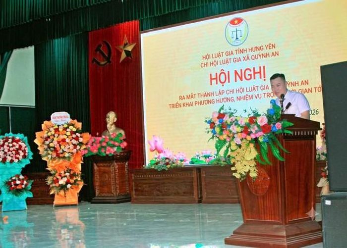 Ông Bùi Khắc Tứ, Chi hội trưởng Chi hội Luật gia xã Quỳnh An phát biểu tại hội nghị.