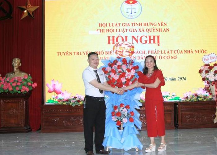 Đại diện doanh nghiệp tặng hoa chúc mừng Chi hội.