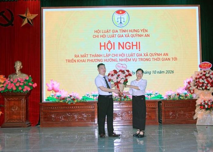 Đại diện doanh nghiệp lên chúc mừng Chi hội Luật gia xã Quỳnh An.
