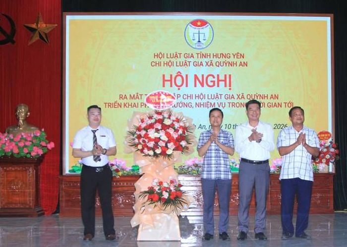 Lãnh đạo UBND xã Quỳnh An tặng hoa chúc mừng Chi hội Luật gia xã Quỳnh An.
